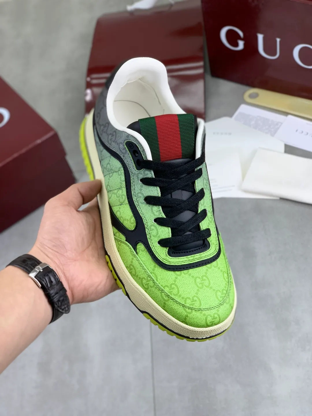 Men's men's shoes 💰P542 new Gucci Gucci couple 🧑‍🤝‍🧑 autumn and winter low-end catwalk casual sneakers, top version! Oil edge craftsmanship. New model for early spring, creating a perfect style, cool and sassy, ​​c-position fashionable wear, classic shoe style with retro and futuristic feel, showing exquisite texture! Open mold to customize high-density outsole. Comes fully packaged. Code number: 40-45 Fabric: Imported calfskin punching Lining: Imported original sheepskin lining